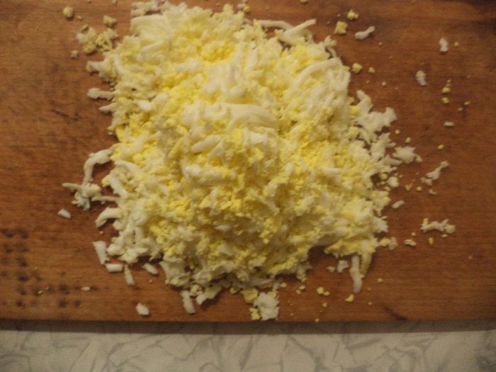 Салат &amp;quot;Чёрная жемчужина&amp;quot; с крабовыми палочками, сыром и яйцом