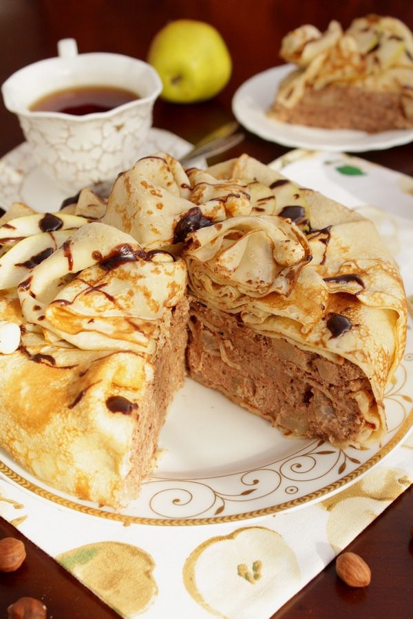 Блинный торт с шоколадным муссом, орехами и грушей