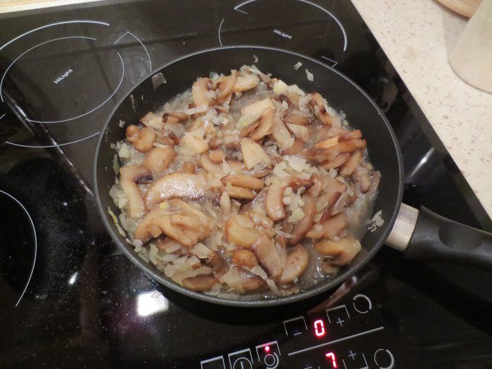 Треска с грибами под соусом Бешамель