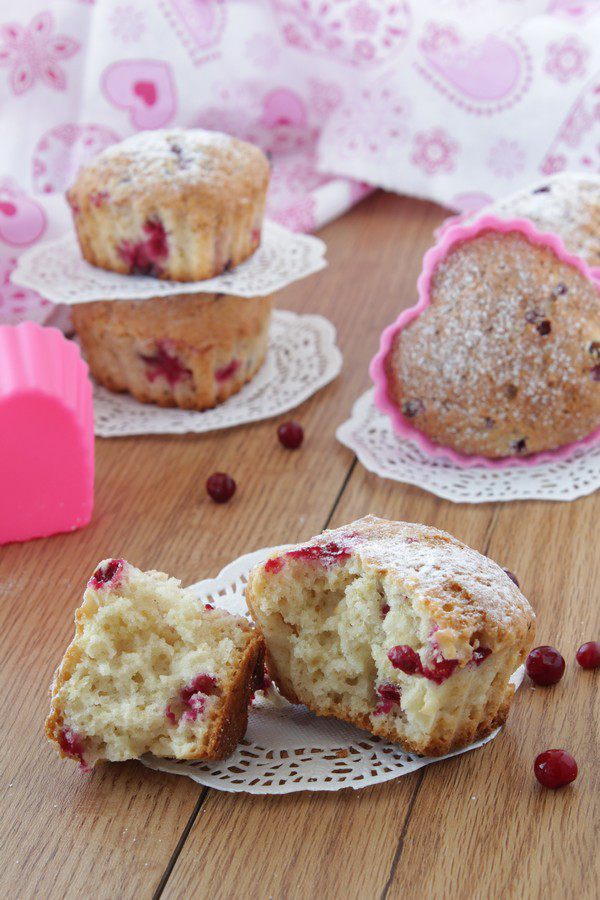 Маффины с марципаном и брусникой