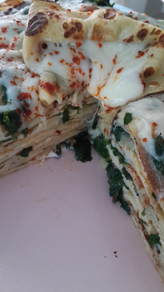 Блинный торт со шпинатом и сыром на завтрак