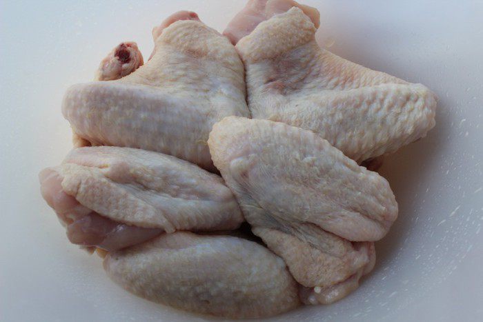 Куриные крылышки в остром томатно-яблочном маринаде