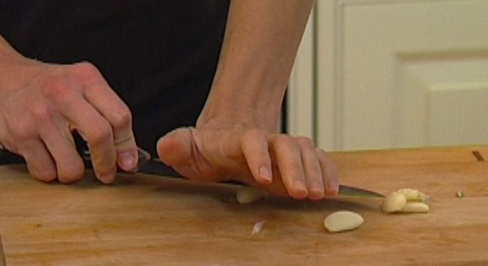 Овощной суп с курицей и яичной лапшой