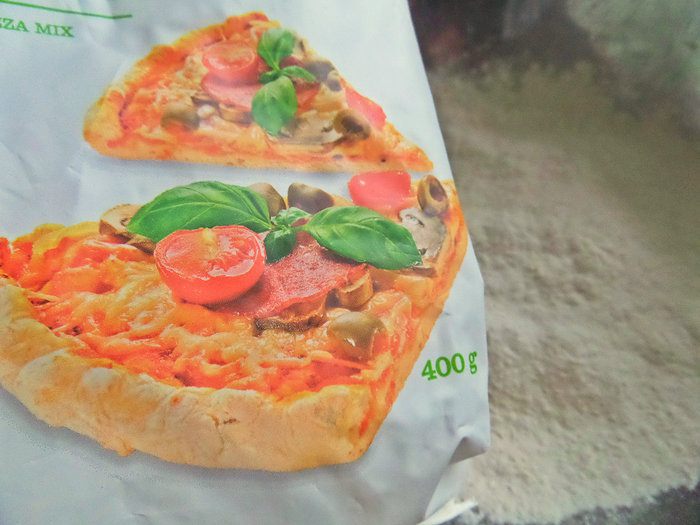 Пикантная пицца с чоризо и тремя сырами
