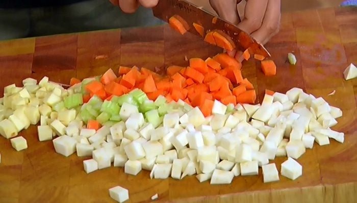 Овощной суп с курицей и яичной лапшой