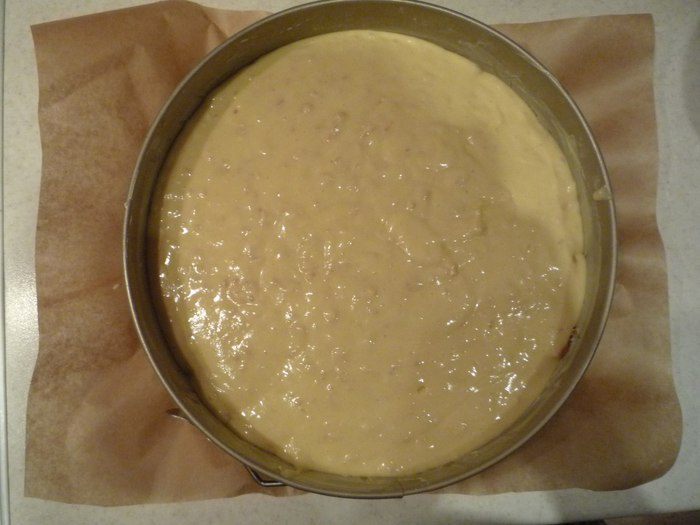 Шарлотка с яблоками и облепиховым йогуртом