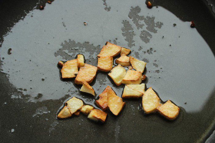 Спагетти с анчоусами и каперсами в томатным соусе