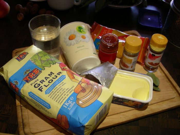 Kadhi (индийский густой соус с йогуртом и нутовой мукой)