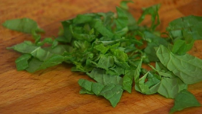 Слоеные ушки с персиковым соусом 