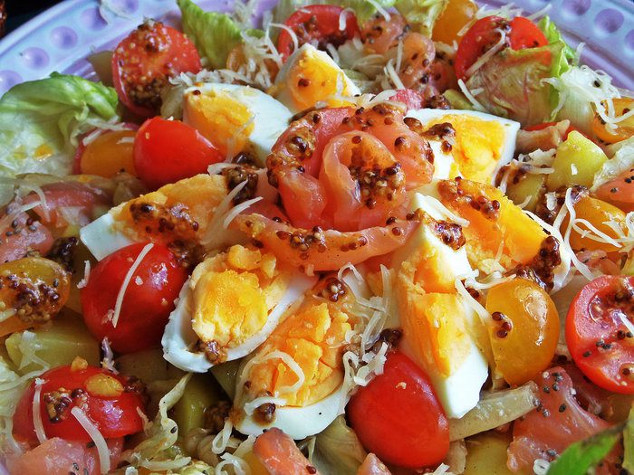 Салат с лососем, яйцом, овощами и семенами чиа