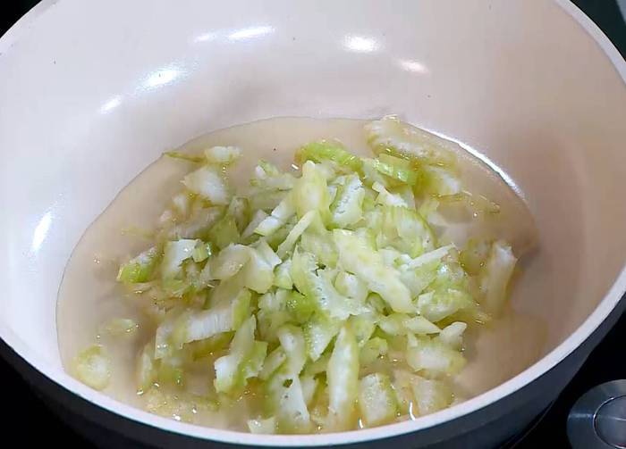 Мильфей с рыбой, авокадо и жареными овощами 