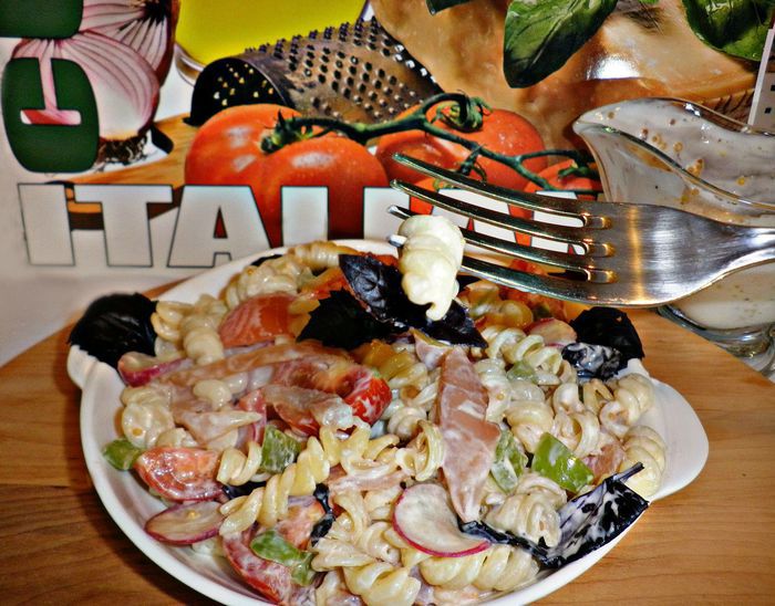 Салат с пастой джирандоле, карпаччо из курицы и овощами