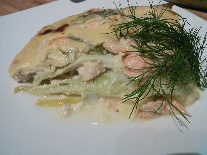 Запеканка из лосося с кабачком и пореем