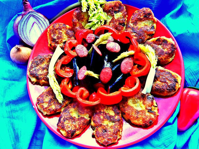 Картофельные оладьи с колбасками