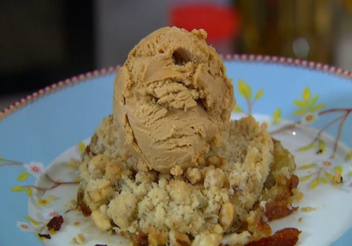 Яблочный крамбл с грецкими орехами