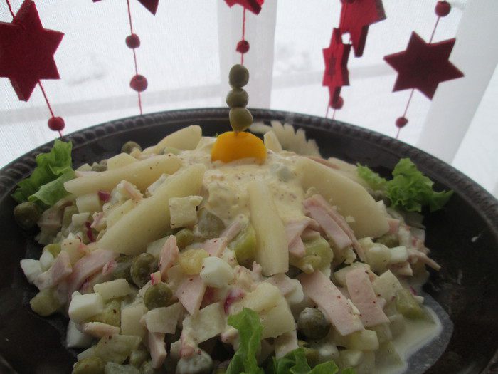 Оливье с окороком и грушей