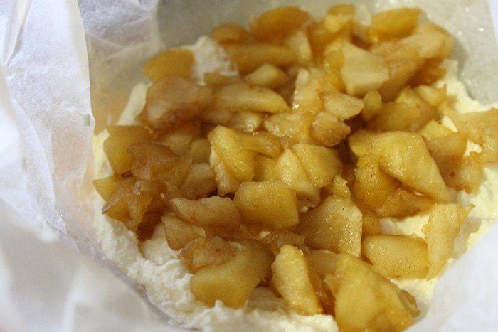 Творожная запеканка с яблоками и корицей