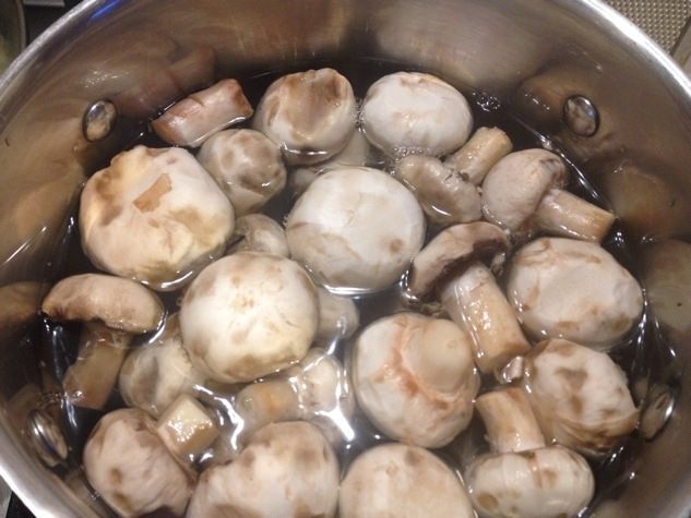 Мясо в сырном соусе с грибами