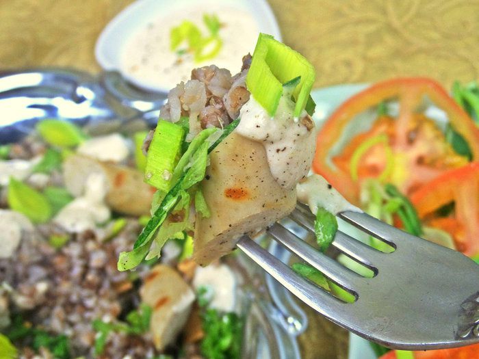 Теплый салат из гречки с колбасками и сыром