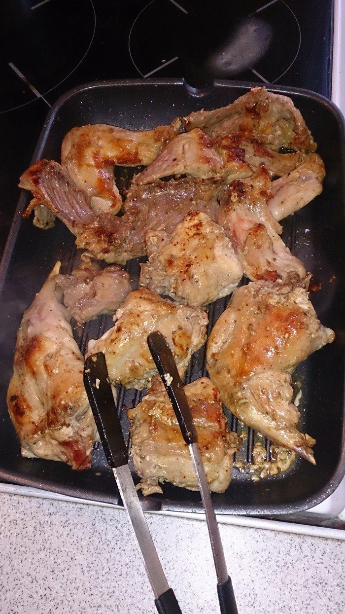 Кролик с овощами, тушеный в сливках с голубым сыром