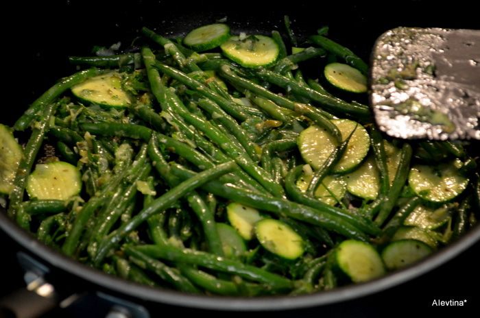 Зеленая фасоль и цукини с соусом Verte