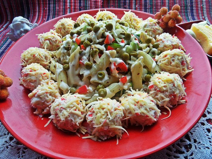 Салат из овощей с пастой и сырными шариками