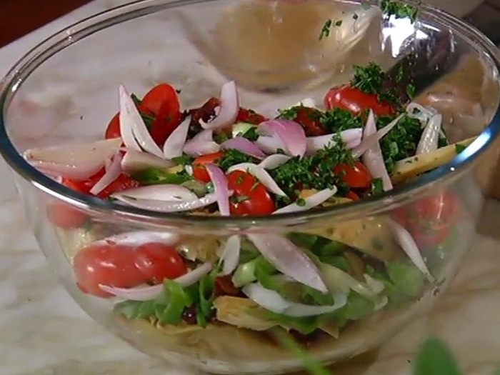 Салат из нута, артишоков и помидоров 