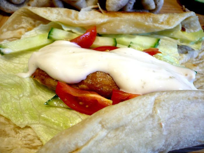 Индийская лепешка с куриной колбаской и овощами