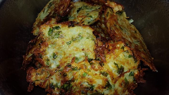 Постные драники с зеленью и чесноком 