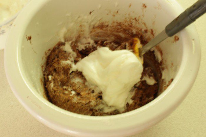 Шоколадный торт с манго, маскарпоне и орехами