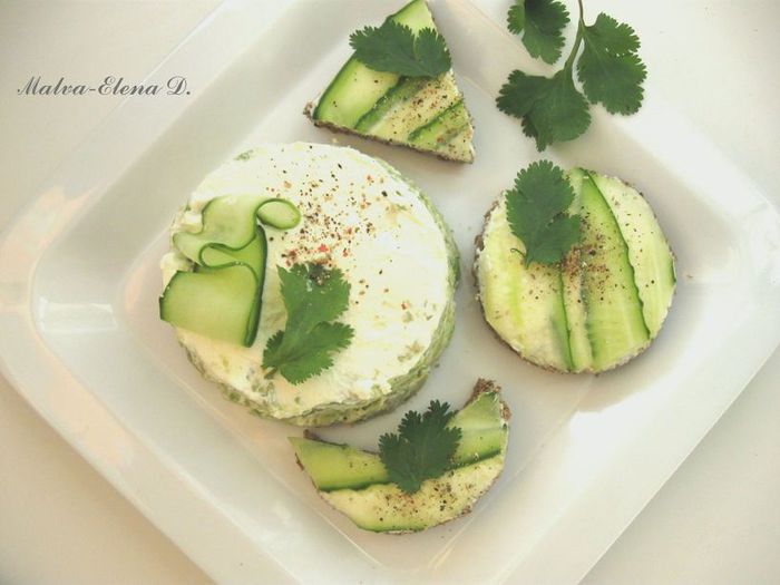 Канапе и башенка из авокадо со сливочным сыром