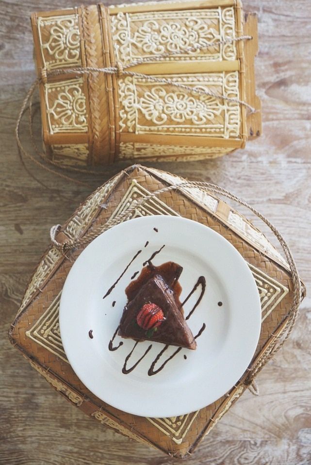 Блинный торт с шоколадом и клубничным джемом