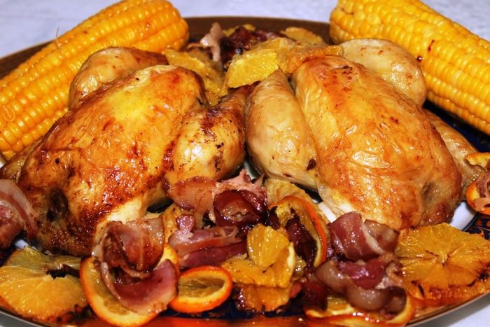 Румяные цыплята с апельсинами в беконе