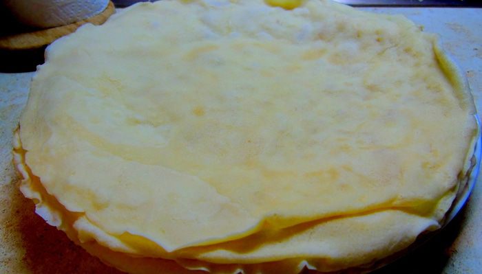 Блинный торт с заварным кремом и ягодами