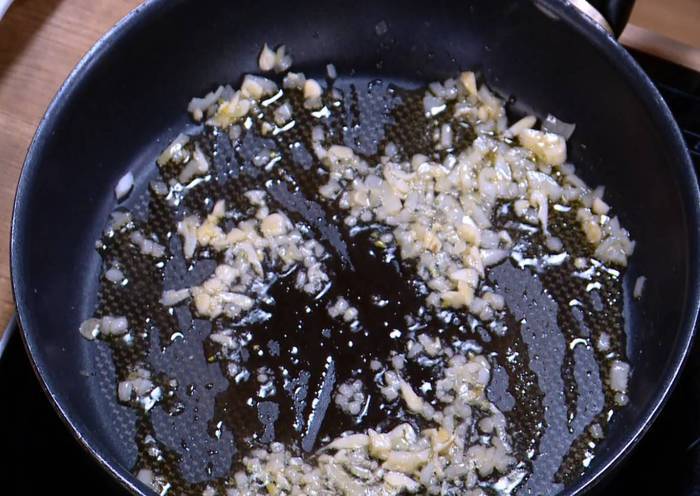 Мясная кесадилья с сыром и помидорами черри 