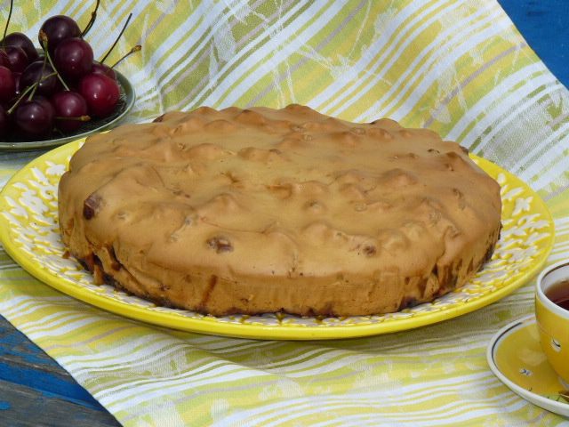Шарлотка с черешней