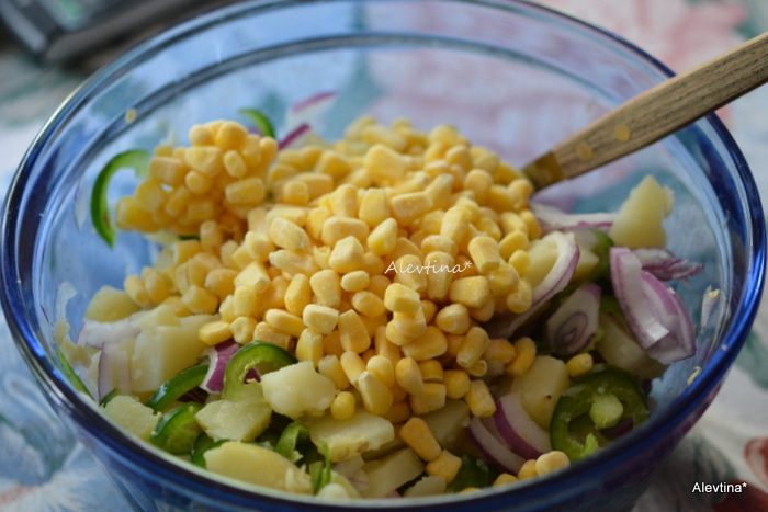 Картофельный салат с кукурузой и халапеньо