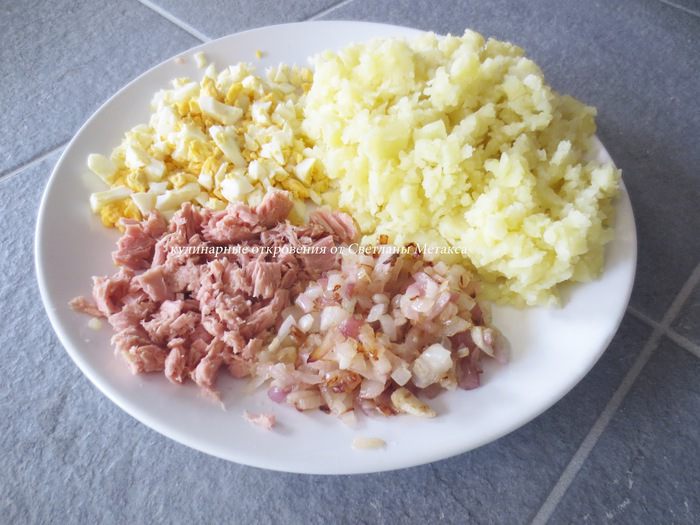 Пирог с начинкой (картошка, тунец, яйца, сыр, зелень)