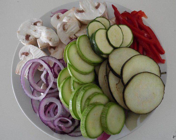 Пицца из свекольного теста с овощами и грибами