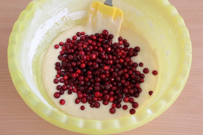 Пирог с белым шоколадом и брусникой