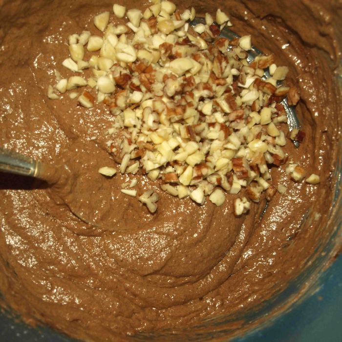 Шоколадный кекс с миндалем и орехами пекан