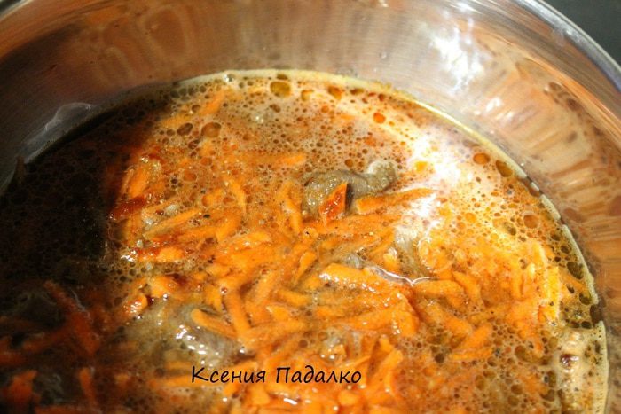 Гуляш из говядины со сметаной