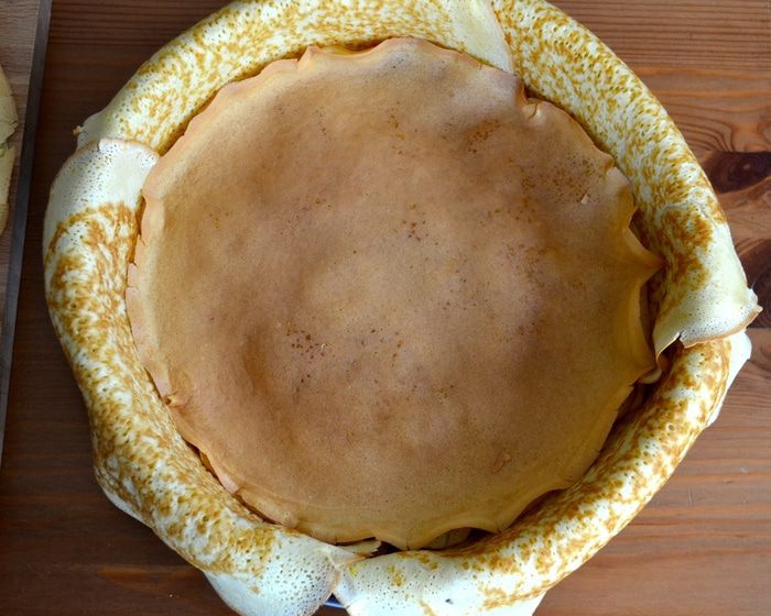 Блинный торт с бананами и шоколадным муссом
