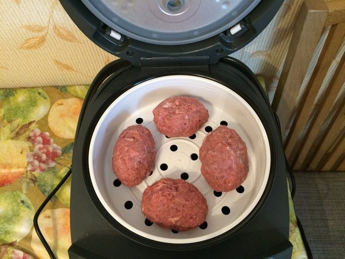 Котлетки из индейки с яйцом на пару
