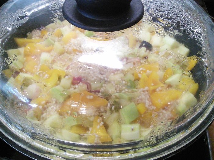 Рагу из лосося с перловкой под сырным суфле 