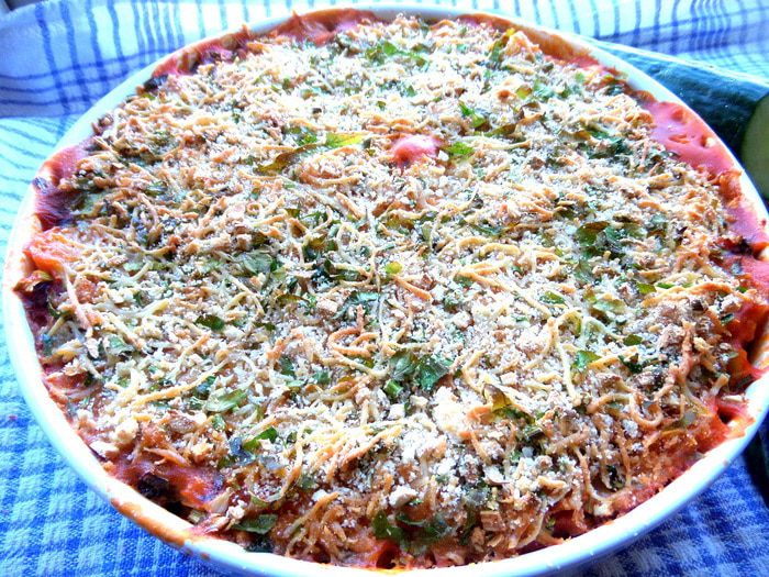 Баварские колбаски с итальянской пастой под сырным штрейзелем