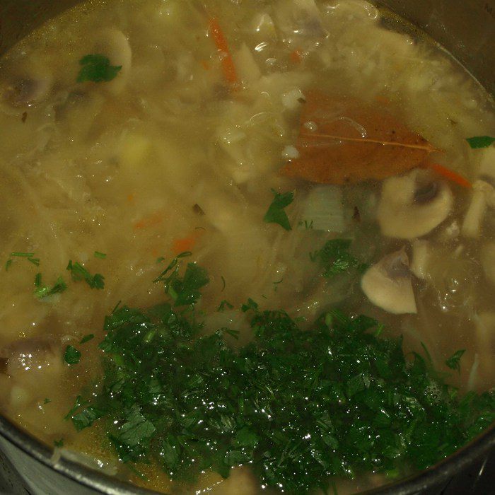 Постные щи из квашеной капусты с шампиньонами