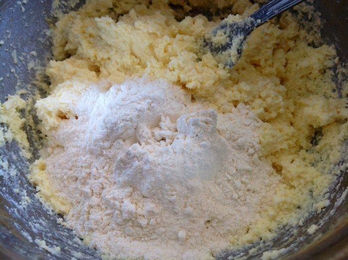 Лепешка из творожного теста с сыром и зеленью