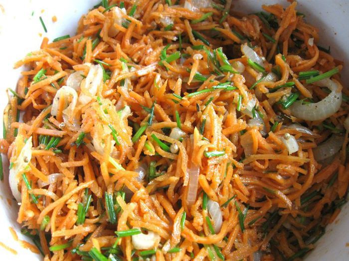 Салат из морковки по-корейски, орехов и зелени