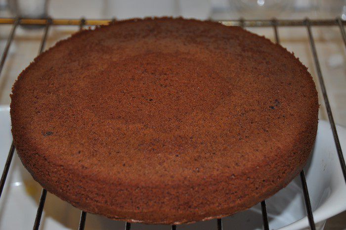 Шоколадный торт с кофейным кремом и хрустящими конфетками 
